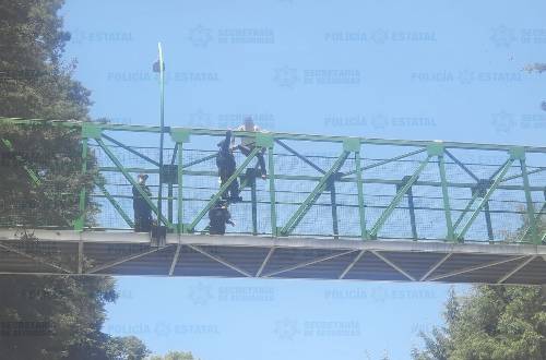 Rescatan a hombre que pretendía arrojarse de un puente en Toluca
